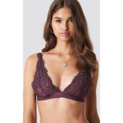 NA-KD Lingerie Miękki biustonosz z koronką - Purple. Fioletowe biustonosze bardotka NA-KD Lingerie, z haftami, z koronki. Za 80,95 zł.
