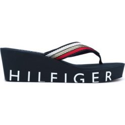 Tommy Hilfiger Japonki Niebieski. Niebieskie klapki damskie TOMMY HILFIGER, w paski, ze skóry, bez obcasa, na platformie. Za 240,95 zł.