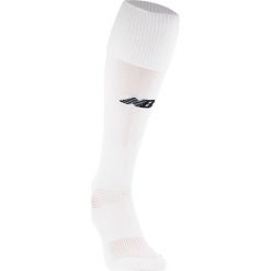 Getry piłkarskie - EMA6133WT. Skarpetogetry męskie piłkarskie New Balance, bez wzorów, z elastanu, do piłki nożnej. W wyprzedaży za 29,99 zł.