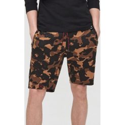 Krótkie szorty camo - Brązowy. Pomarańczowe spodenki i szorty męskie Cropp, s, bez wzorów, krótkie. Za 79,99 zł.