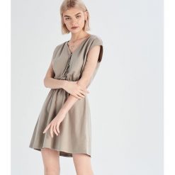 Rozkloszowana sukienka - Kremowy. Białe sukienki damskie Sinsay, s, bez wzorów, bez kołnierzyka, bez rękawów, rozkloszowane. Za 39,99 zł.