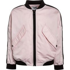 KARL LAGERFELD BLOUSON Kurtka Bomber hellrose. Czerwone kurtki dziewczęce przeciwdeszczowe KARL LAGERFELD, z materiału. Za 589,00 zł.