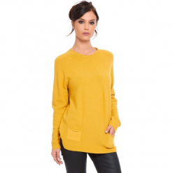 Sweter "Jamie" w kolorze musztardowym. Żółte swetry klasyczne damskie marki Cosy Winter, s, ze splotem, z okrągłym kołnierzem. W wyprzedaży za 181,95 zł.