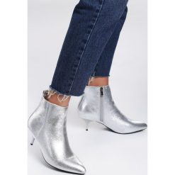 Srebrne Botki Metallic. Szare botki damskie Renee, bez obcasa, na obcasie, bez zapięcia. Za 119,99 zł.