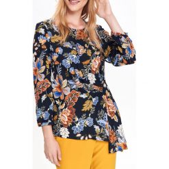 BLUZKA W KWIATY W MODNYM FASONIE. Czarne bluzki damskie marki Top Secret, w kwiaty, z asymetrycznym kołnierzem, z długim rękawem. W wyprzedaży za 39,99 zł.