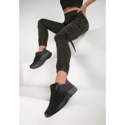 Czarne Buty Sportowe Physalina. Czarne buty sportowe damskie Renee, z aplikacjami, sportowe. Za 89,99 zł.