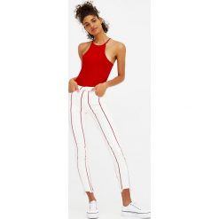 Jeansy skinny fit ze średnim stanem w paski. Szare rurki damskie marki Pull & Bear. Za 59,90 zł.