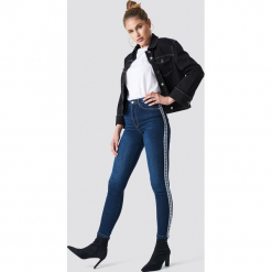 NA-KD Jeansy Skinny High Waist Side Stripe - Blue. Niebieskie spodnie z wysokim stanem NA-KD, w paski, z jeansu. Za 121,95 zł.