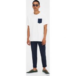 Koszulka z piki z kontrastową kieszonką. Białe koszulki męskie Pull&Bear, m, bez wzorów, z kontrastowym kołnierzykiem, z krótkim rękawem, krótkie. Za 49,90 zł.