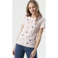 Jasnoróżowy T-shirt Phiriaxi. Różowe bluzki damskie Born2be, s, z okrągłym kołnierzem. Za 39,99 zł.