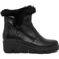 Skórzane botki w kolorze czarnym. Czarne koturny damskie Abril Flowers, bez obcasa, na koturnie, bez zapięcia. W wyprzedaży za 259,95 zł.