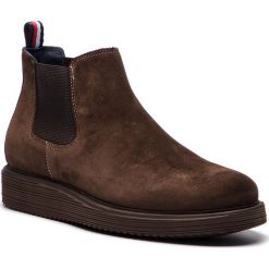 Sztyblety TOMMY HILFIGER - Suede Wedge Chelsea FM0FM01792 Coffee Bean 212. Brązowe sztyblety męskie TOMMY HILFIGER, z materiału. Za 649,00 zł.