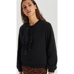 Bluza z ozdobnym łańcuchem - Czarny. Czarne bluzy damskie Cropp, s, bez wzorów, bez rękawów, bez kaptura. Za 79,99 zł.