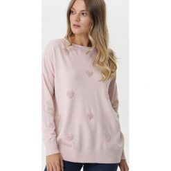 Różowy Sweter Burraneer. Różowe swetry damskie Born2be, xl, z aplikacjami, z jeansu, z długim rękawem, długie, bez kaptura. Za 79,99 zł.
