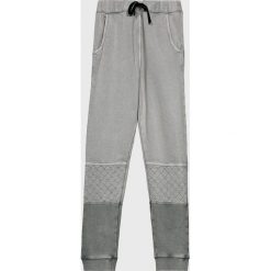 Guess Jeans - Spodnie dziecięce 118-175 cm. Szare spodnie chłopięce Guess Jeans, z aplikacjami, z bawełny, casualowe. W wyprzedaży za 139,90 zł.
