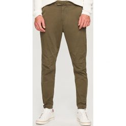 Spodnie męskie: Spodnie chino carrot – Khaki