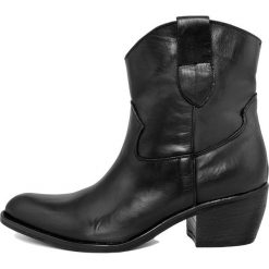 Skórzane botki w kolorze czarnym. Czarne botki damskie Eye. W wyprzedaży za 309,95 zł.