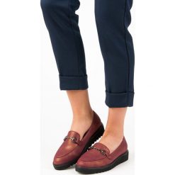 STYLOWE MOKASYNY. Czerwone mokasyny damskie marki KYLIE, eleganckie. Za 99,99 zł.