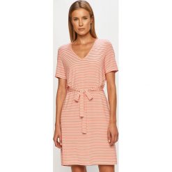 Vero Moda - Sukienka. Białe sukienki damskie Vero Moda, na co dzień, s, bez wzorów, z elastanu, casualowe, z okrągłym kołnierzem, z krótkim rękawem, krótkie, mini, proste. Za 129,90 zł.