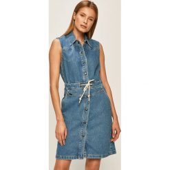 Lee - Sukienka jeansowa. Niebieskie sukienki damskie Lee, na co dzień, s, bez wzorów, z bawełny, casualowe, bez kołnierzyka, bez rękawów, mini, proste. Za 349,90 zł.