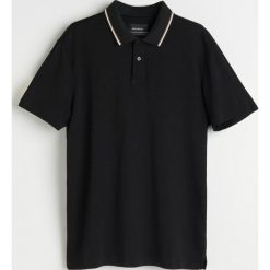 Bawełniana koszulka polo - Czarny. Czarne koszulki męskie Reserved, s, bez wzorów, z bawełny, polo, bez rękawów. Za 99,99 zł.