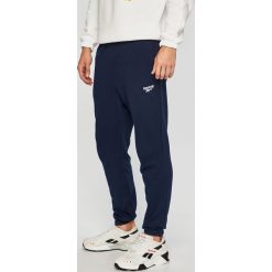 Reebok Classic - Spodnie. Niebieskie spodnie męskie Reebok Classic, na co dzień, s, bez wzorów, z elastanu, casualowe. W wyprzedaży za 199,90 zł.