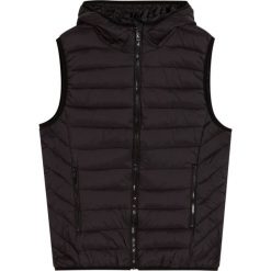 Pikowana kamizelka z kapturem. Czarne kamizelki damskie marki Pull&Bear, bez wzorów, z kapturem. Za 79,90 zł.