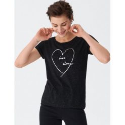 T-shirt z nadrukiem - Czarny. Czarne t-shirty damskie House, s, z nadrukiem, bez kołnierzyka. Za 39,99 zł.