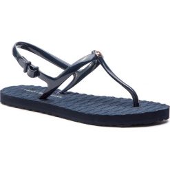 Sandały TOMMY HILFIGER - Flat Strappy Beach Sandal FW0FW03923 Midnight 403. Niebieskie klapki damskie TOMMY HILFIGER, z aplikacjami, z tworzywa sztucznego, bez obcasa. W wyprzedaży za 139,00 zł.