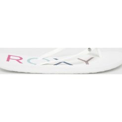 Roxy - Japonki. Białe klapki damskie Roxy, bez wzorów, z gumy, bez obcasa. W wyprzedaży za 59,90 zł.