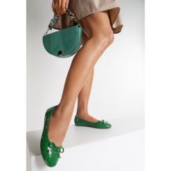 Zielone Balerinki Jenylora. Zielone baleriny damskie Renee, z aplikacjami, ze skóry, bez obcasa. Za 59,99 zł.