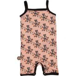 Rampers "Kitty Kat" w kolorze jasnoróżowym. Różowe body niemowlęce 4 Funky Flavours Kids, bez wzorów, bez rękawów. W wyprzedaży za 49,95 zł.