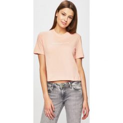 Calvin Klein Jeans - Top. Różowe bluzki damskie Calvin Klein Jeans, s, z nadrukiem, z bawełny, z okrągłym kołnierzem. W wyprzedaży za 119,90 zł.