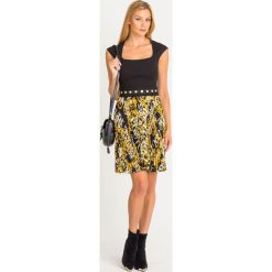 SUKIENKA Versace Jeans Couture. Czarne sukienki damskie Versace Jeans Couture, na imprezę, z aplikacjami, z jeansu, z okrągłym kołnierzem, bez rękawów, mini, dopasowane. Za 1137,95 zł.