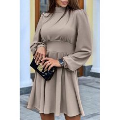 Sukienka AKORA BEIGE. Brązowe sukienki damskie IVET, na co dzień, xl, bez wzorów, bez kołnierzyka, z krótkim rękawem, krótkie, mini. W wyprzedaży za 79,00 zł.