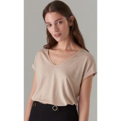 Koszulka oversize z lyocellem - Beżowy. Brązowe koszulki damskie Mohito, s, bez wzorów, z lyocellu, bez kołnierzyka, bez rękawów. Za 49,99 zł.