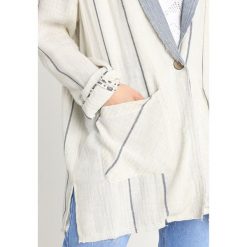 Free People ARIA Krótki płaszcz ivory combo. Białe kurtki damskie marki Free People, bez wzorów, z bawełny, krótkie, bez kaptura. Za 619,00 zł.
