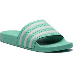 Klapki adidas - adilette W CG6538 Clemin/Clemin/Ftwwht. Zielone klapki damskie Adidas, bez wzorów, z tworzywa sztucznego, bez obcasa. W wyprzedaży za 149,00 zł.