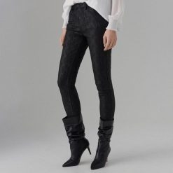 Jeansy skinny z efektem wężowej skóry - Czarny. Czarne jeansy damskie Mohito, bez wzorów, z jeansu. Za 119,99 zł.