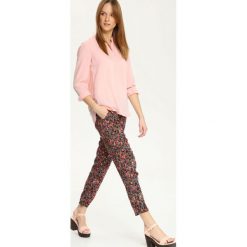 Bluzka długi rękaw luźna, z mankietami. Różowe bluzki damskie Top Secret, bez wzorów, z jeansu, eleganckie, ze stójką, z długim rękawem. W wyprzedaży za 34,99 zł.