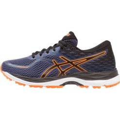 ASICS GELCUMULUS Obuwie do biegania treningowe indigo blue/black/shocking orange. Niebieskie buty sportowe chłopięce Asics, z gumy. Za 289,00 zł.