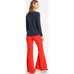 Tommy Jeans LIGHTWEIGHT V NECK Sweter black iris. Niebieskie swetry klasyczne damskie marki Tommy Jeans, xs, z jeansu. Za 399,00 zł.