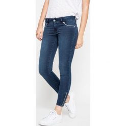 Superdry - Jeansy. Niebieskie jeansy damskie rurki marki Superdry, z obniżonym stanem. W wyprzedaży za 129,90 zł.