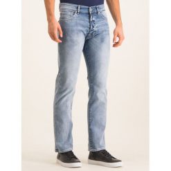 Jeansy Slim Fit Guess M92A00 D3L50. Niebieskie jeansy męskie Guess, m, z aplikacjami. W wyprzedaży za 209,00 zł.