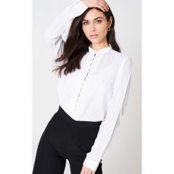 Rut&Circle Bluzka na guziki Wilma - White. Białe bluzki damskie Rut&Circle, bez wzorów, z poliesteru, bez kołnierzyka, bez rękawów. W wyprzedaży za 42,58 zł.