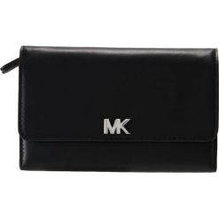 MICHAEL Michael Kors MONEY PIECES CARRYALL Portfel black. Czarne portfele damskie marki MICHAEL Michael Kors. Za 529,00 zł.