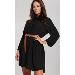 Czarna Sukienka Kawerau. Czarne sukienki damskie Renee, m, bez wzorów, z koszulowym kołnierzykiem, bez rękawów, koszulowe. Za 119,99 zł.