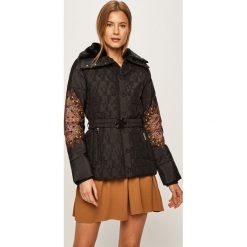 Desigual - Kurtka. Czarne kurtki damskie Desigual, w paski, z poliesteru, krótkie. W wyprzedaży za 549,90 zł.