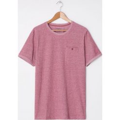 T-shirt z kieszenią - Bordowy. Czerwone t-shirty męskie House, s, bez wzorów, bez kołnierzyka. W wyprzedaży za 29,99 zł.