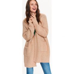 SWETER DAMSKI KARDIGAN Z OZDONYMI PLECAMI. Różowe kardigany damskie marki Top Secret, z dzianiny. W wyprzedaży za 49,99 zł.